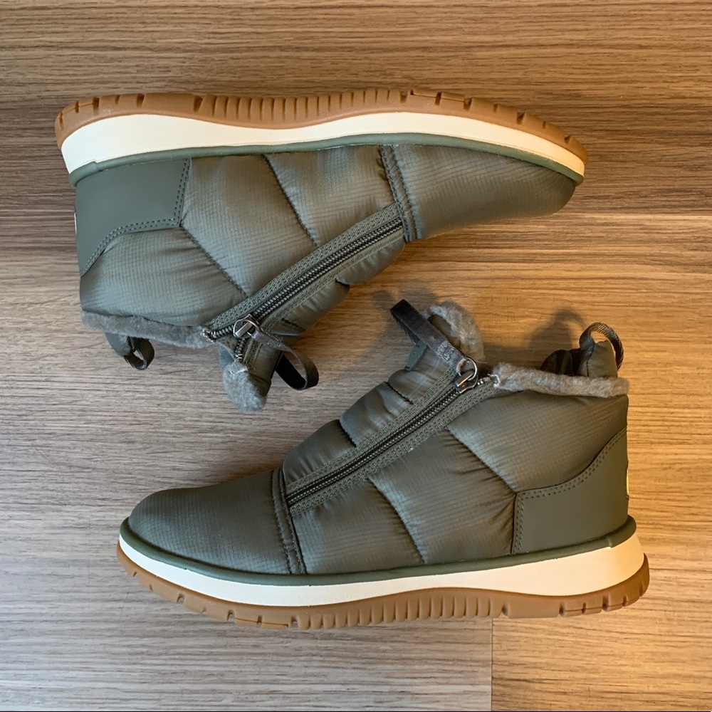 BRAND NEW Womens Uggs size 8